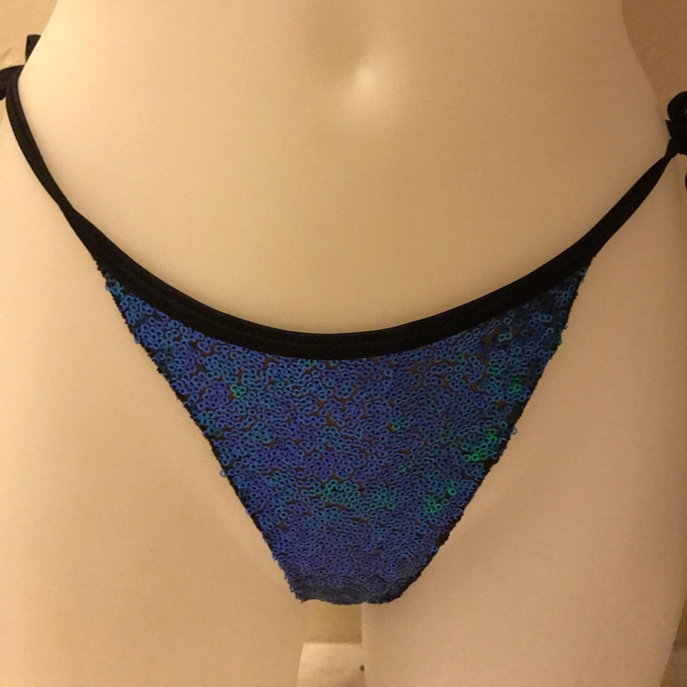 Bikini - Picture 2 of 7